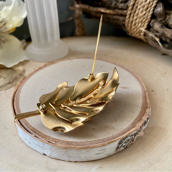 Vintage- Demi-Parure Stylized Gilt Brooch & Clip Back Earrings - Picture 7 of 13